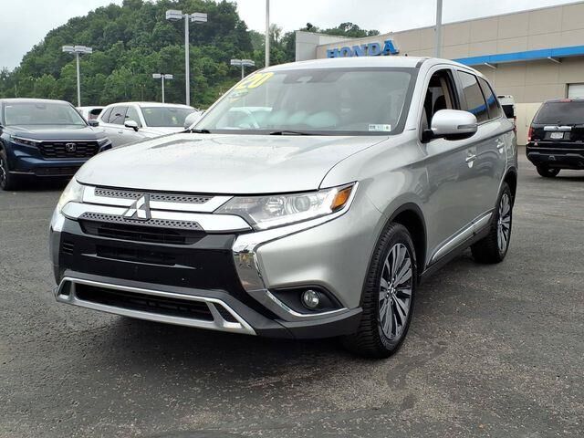 2020 Mitsubishi Outlander SE — photo 1 of 26