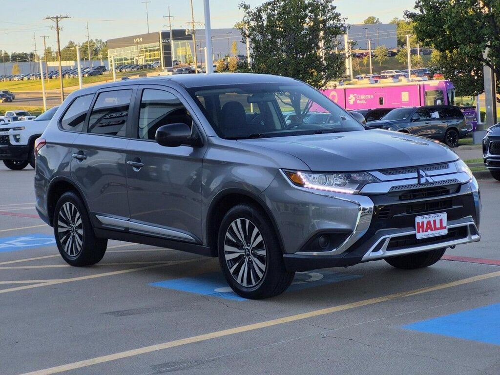 2020 Mitsubishi Outlander ES — photo 1 of 13