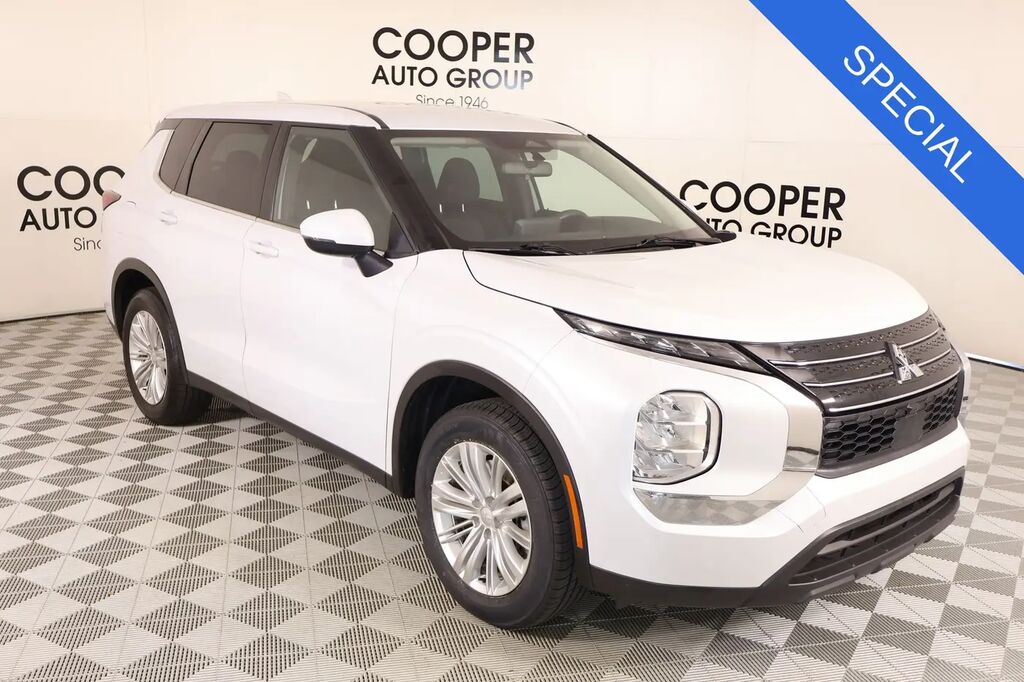 2023 Mitsubishi Outlander ES — photo 1 of 13