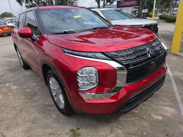 2024 Mitsubishi Outlander ES — photo 1 of 13