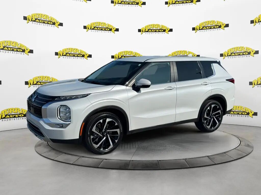 2023 Mitsubishi Outlander SE — photo 1 of 26