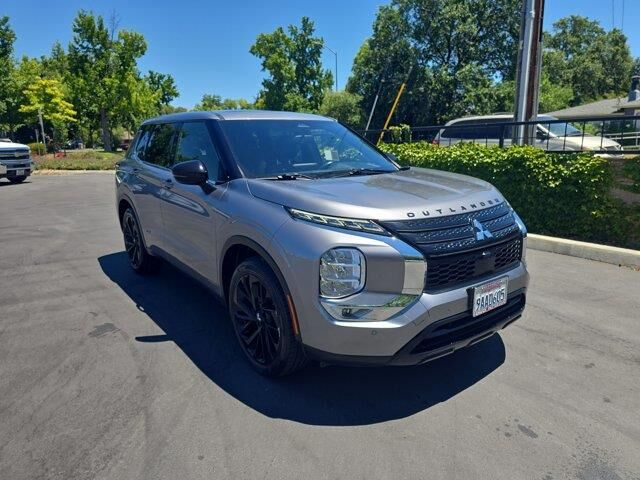 2022 Mitsubishi Outlander SE — photo 1 of 11
