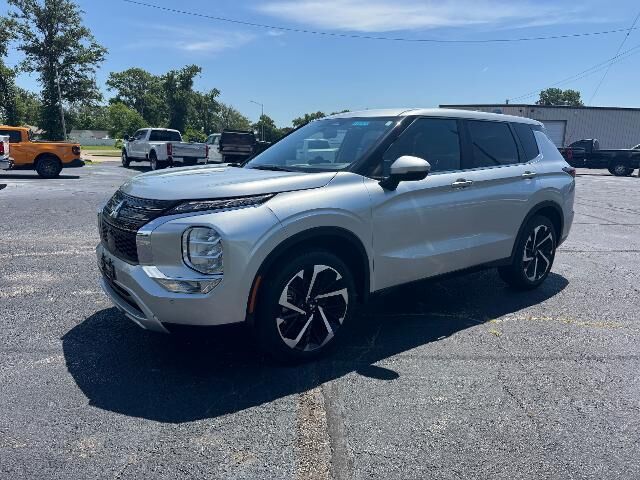 2023 Mitsubishi Outlander SE — photo 1 of 13