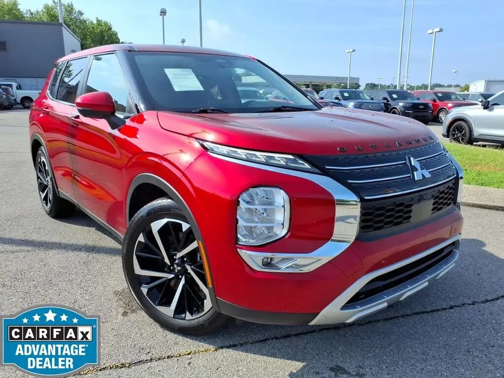 2022 Mitsubishi Outlander SE — photo 1 of 13