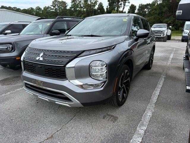 2022 Mitsubishi Outlander SE — photo 1 of 7