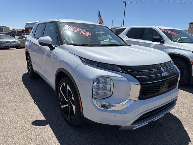 2024 Mitsubishi Outlander SE — photo 1 of 11