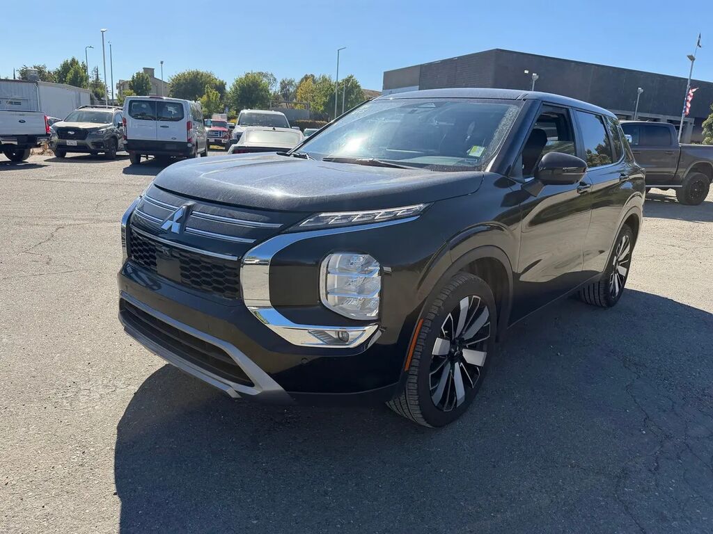 2025 Mitsubishi Outlander SE — photo 1 of 12