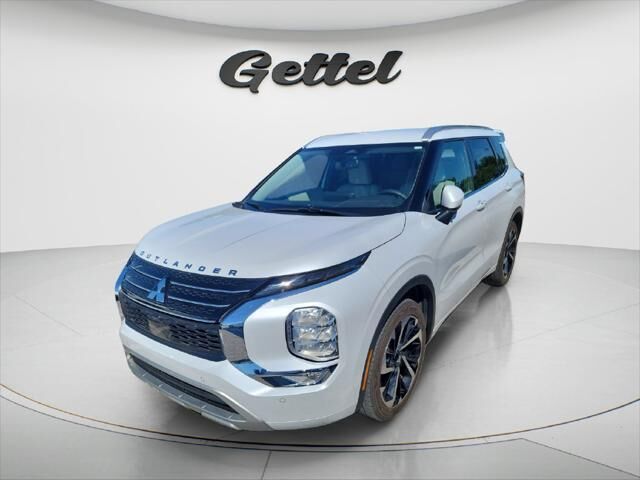 2023 Mitsubishi Outlander SE — photo 1 of 5