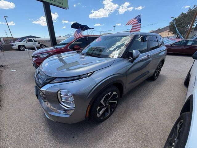 2024 Mitsubishi Outlander SE — photo 1 of 12