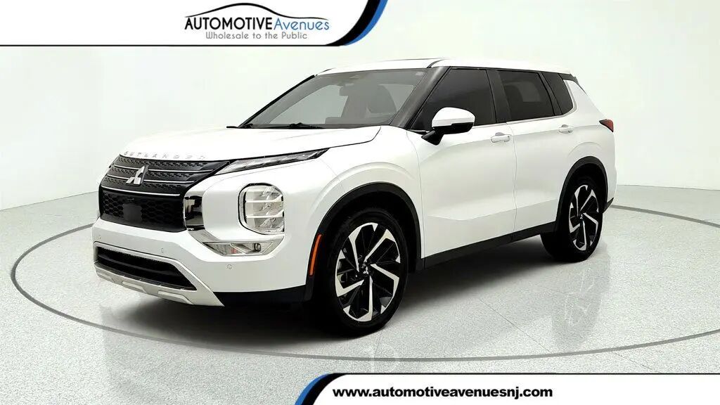 2024 Mitsubishi Outlander SE — photo 1 of 26