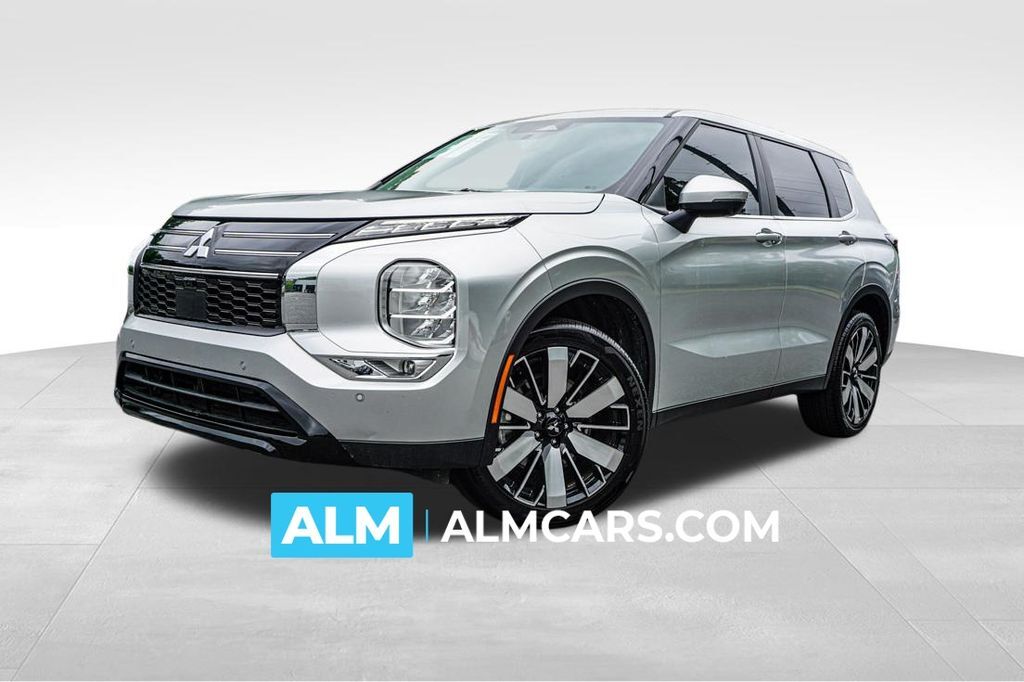 2025 Mitsubishi Outlander SE — photo 1 of 16