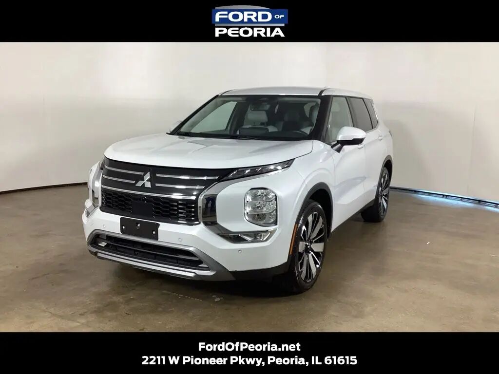 2025 Mitsubishi Outlander SE — photo 1 of 13