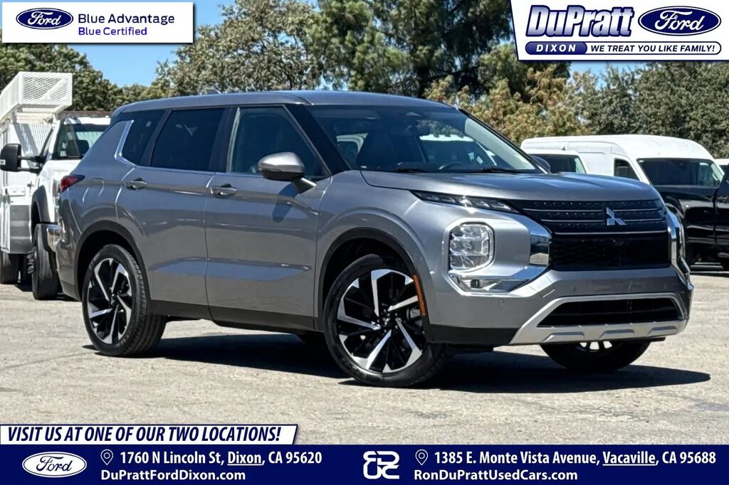 2024 Mitsubishi Outlander SE — photo 1 of 38
