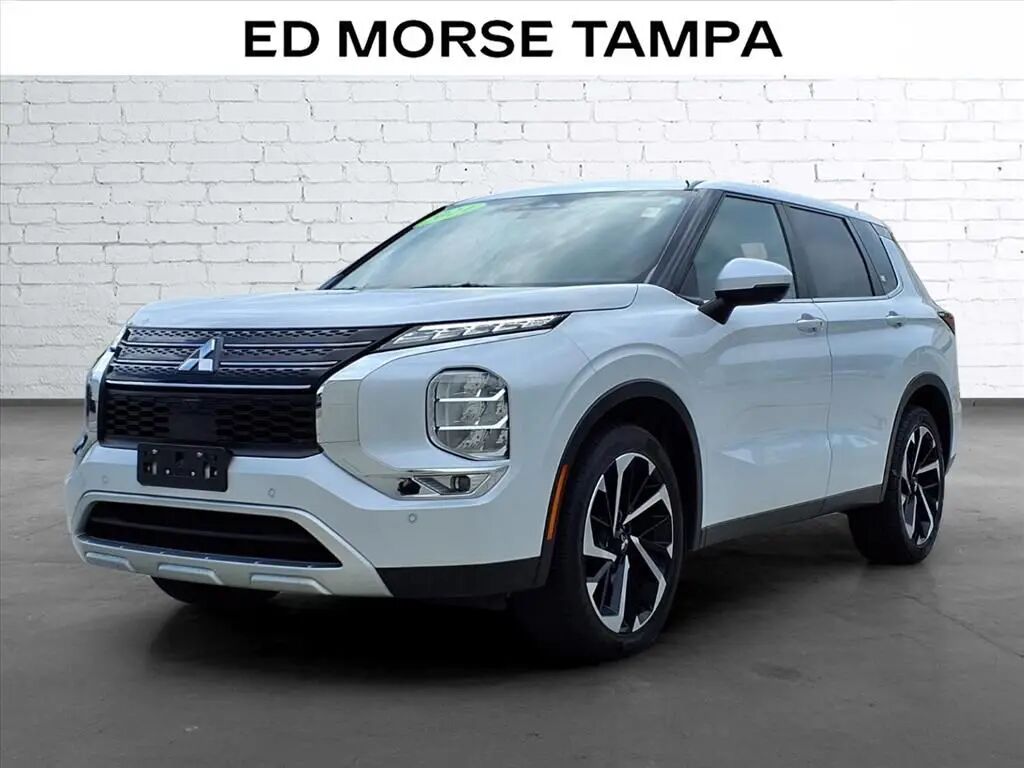 2024 Mitsubishi Outlander SE — photo 1 of 22