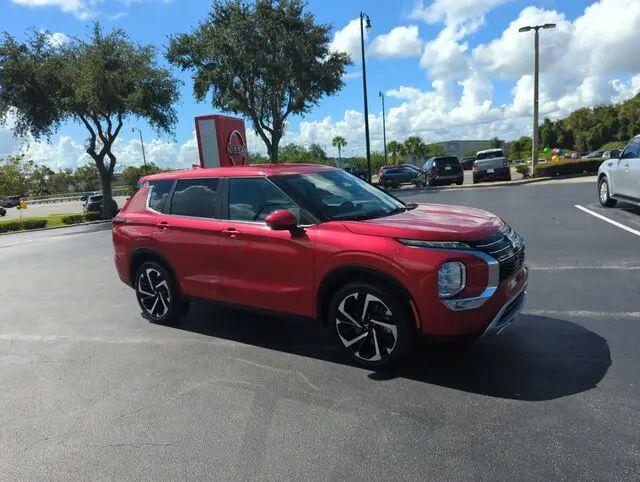 2024 Mitsubishi Outlander SE — photo 1 of 13