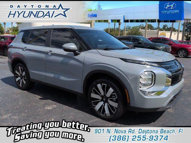 2025 Mitsubishi Outlander SE — photo 1 of 13