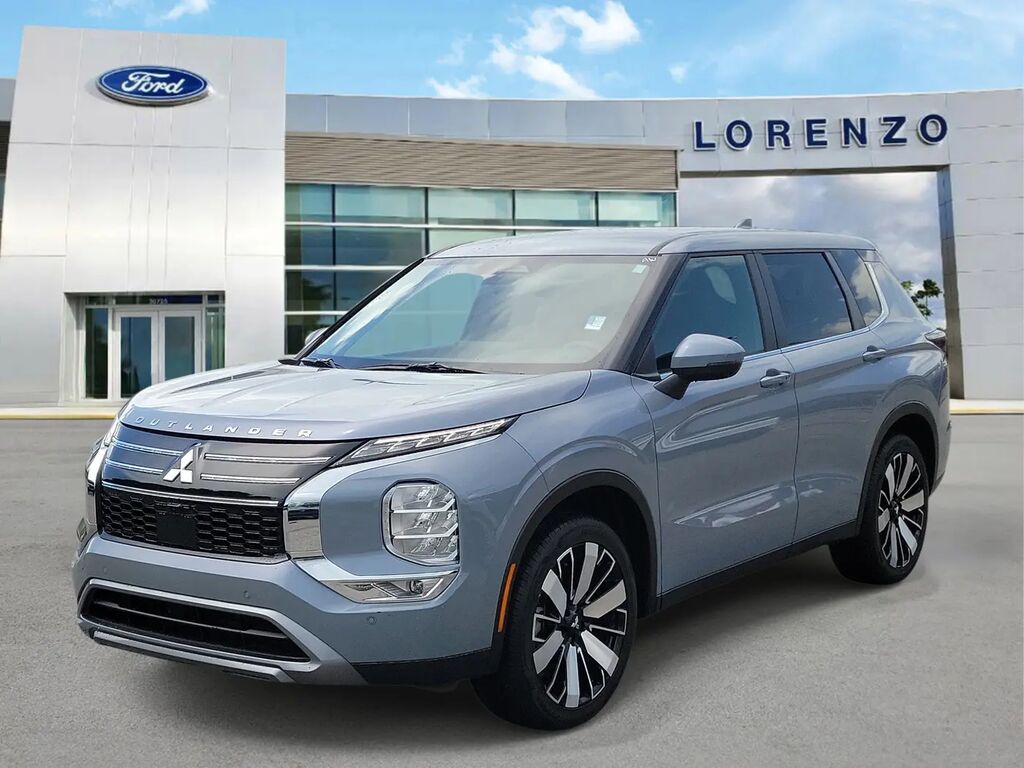 2025 Mitsubishi Outlander SE — photo 1 of 26
