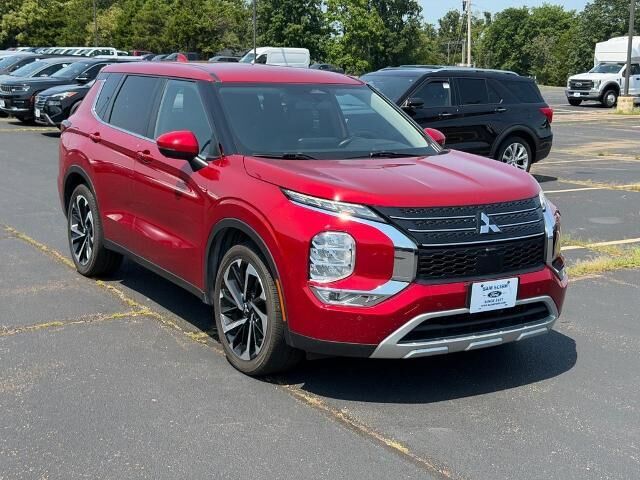2024 Mitsubishi Outlander SE — photo 1 of 13