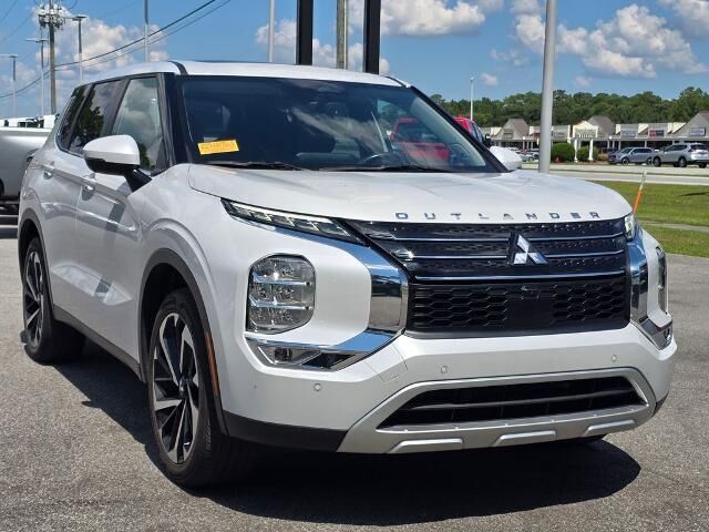 2024 Mitsubishi Outlander SE — photo 1 of 52