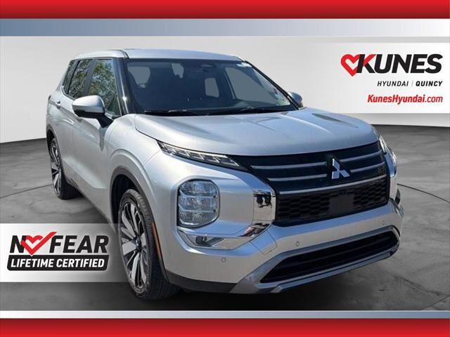 2025 Mitsubishi Outlander SE — photo 1 of 11