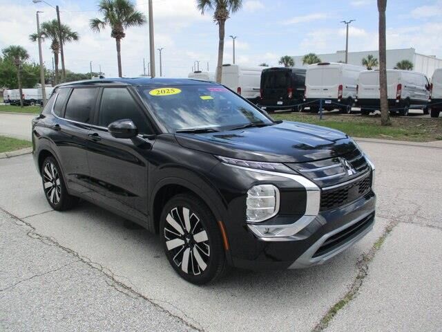 2025 Mitsubishi Outlander SE — photo 1 of 13