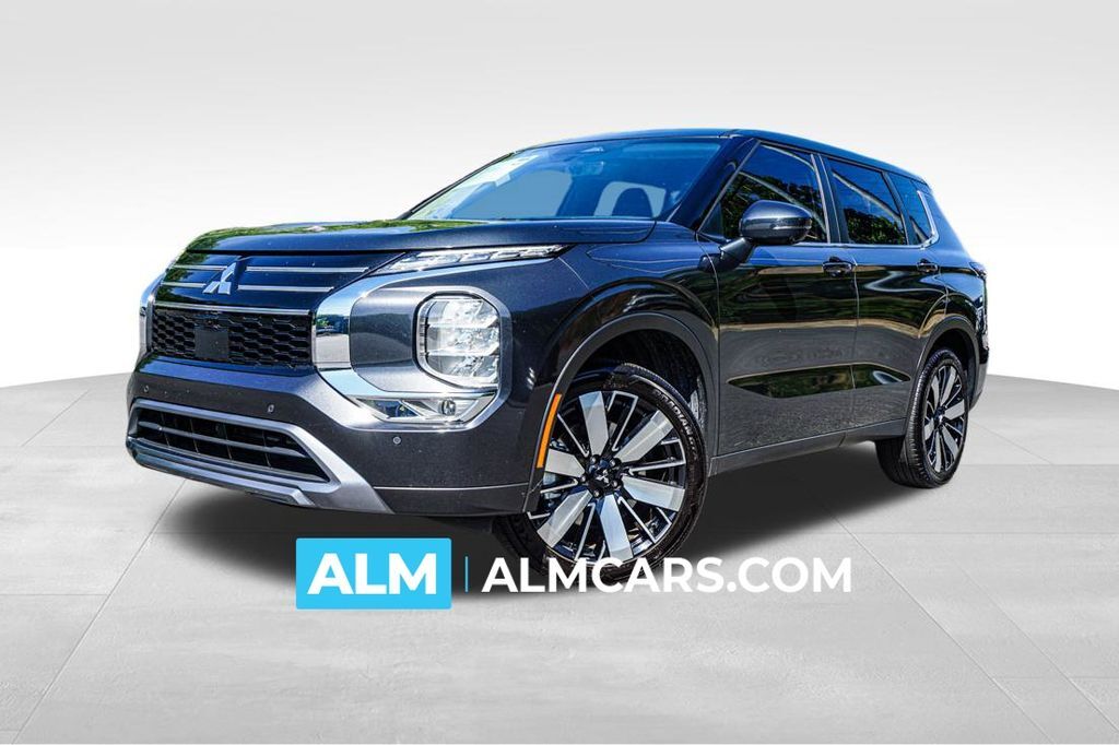 2025 Mitsubishi Outlander SE — photo 1 of 16