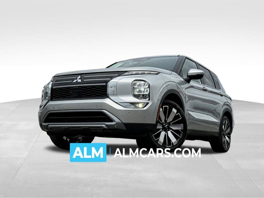 2025 Mitsubishi Outlander SE — photo 1 of 13