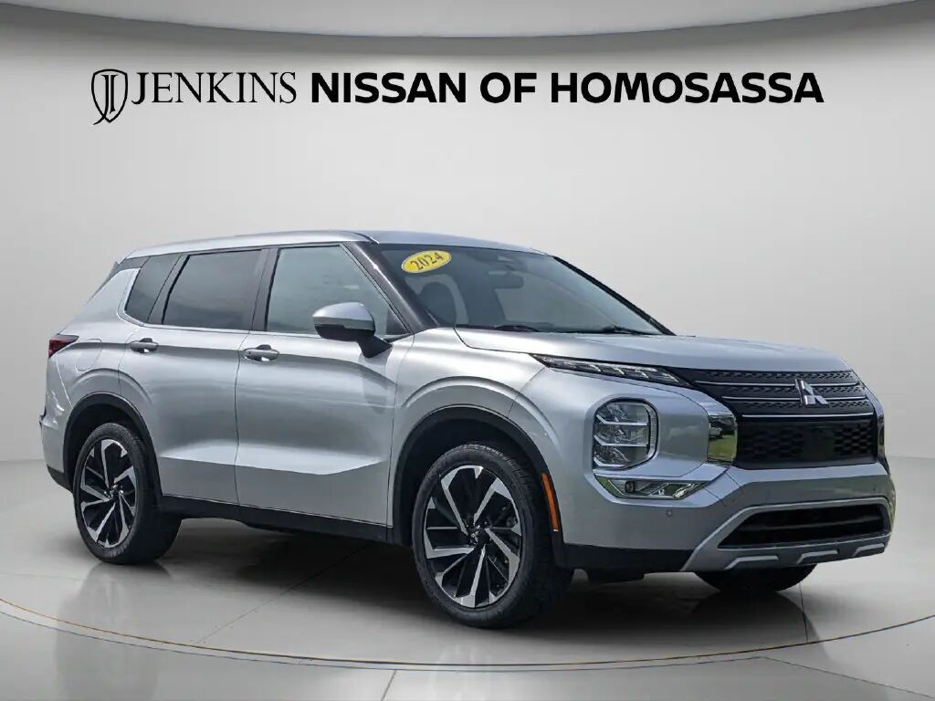 2024 Mitsubishi Outlander SE — photo 1 of 13