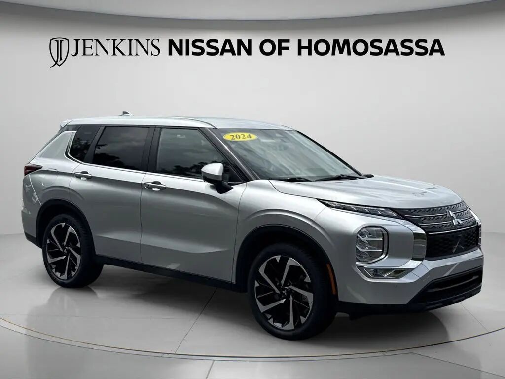 2024 Mitsubishi Outlander SE — photo 1 of 10