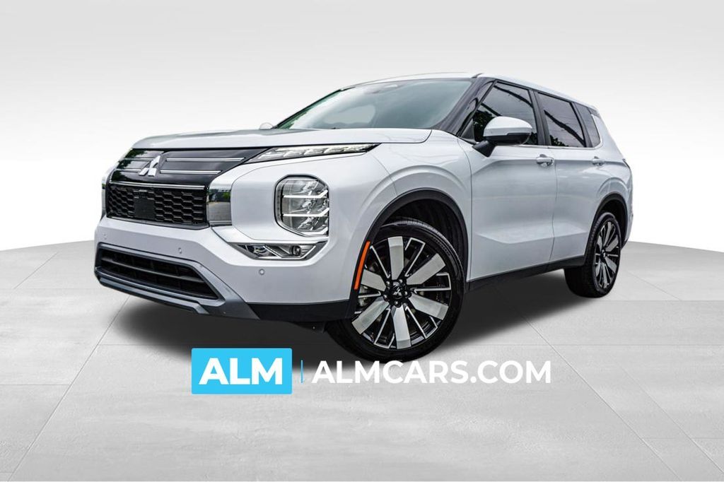 2025 Mitsubishi Outlander SE — photo 1 of 16