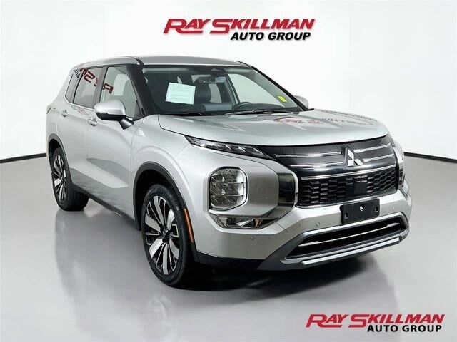 2025 Mitsubishi Outlander SE — photo 1 of 13