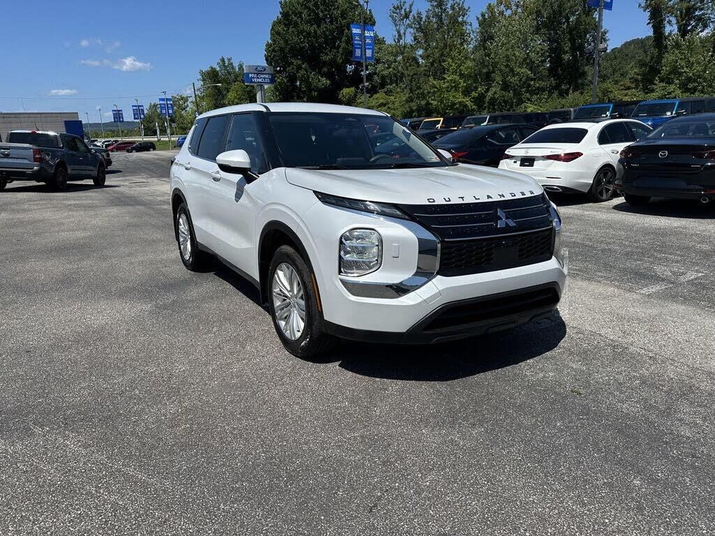 2023 Mitsubishi Outlander ES — photo 1 of 27