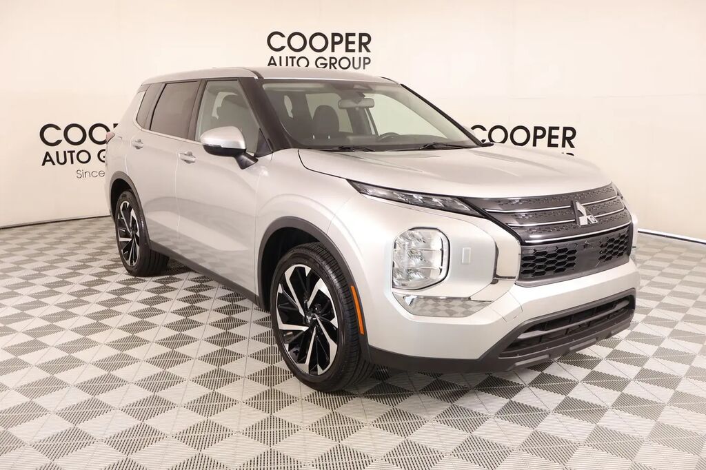 2022 Mitsubishi Outlander ES — photo 1 of 26