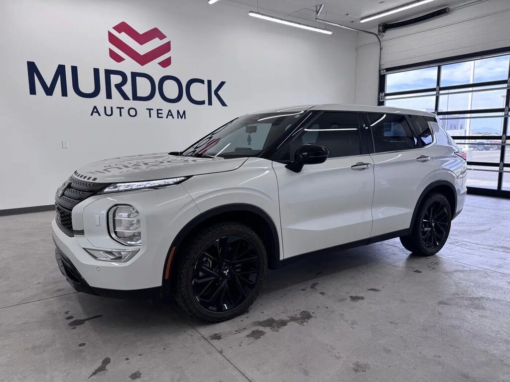2023 Mitsubishi Outlander SE — photo 1 of 13