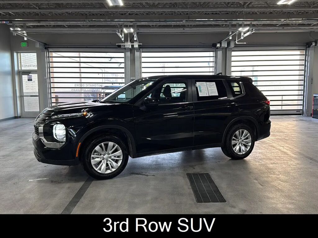 2025 Mitsubishi Outlander ES — photo 1 of 13