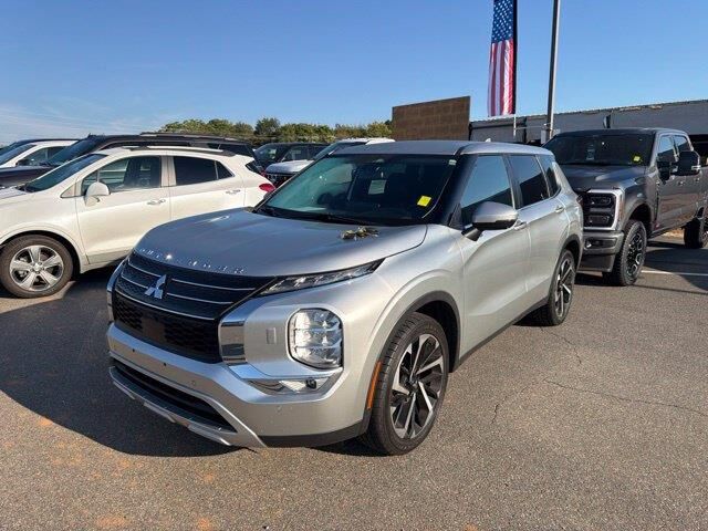 2023 Mitsubishi Outlander SE