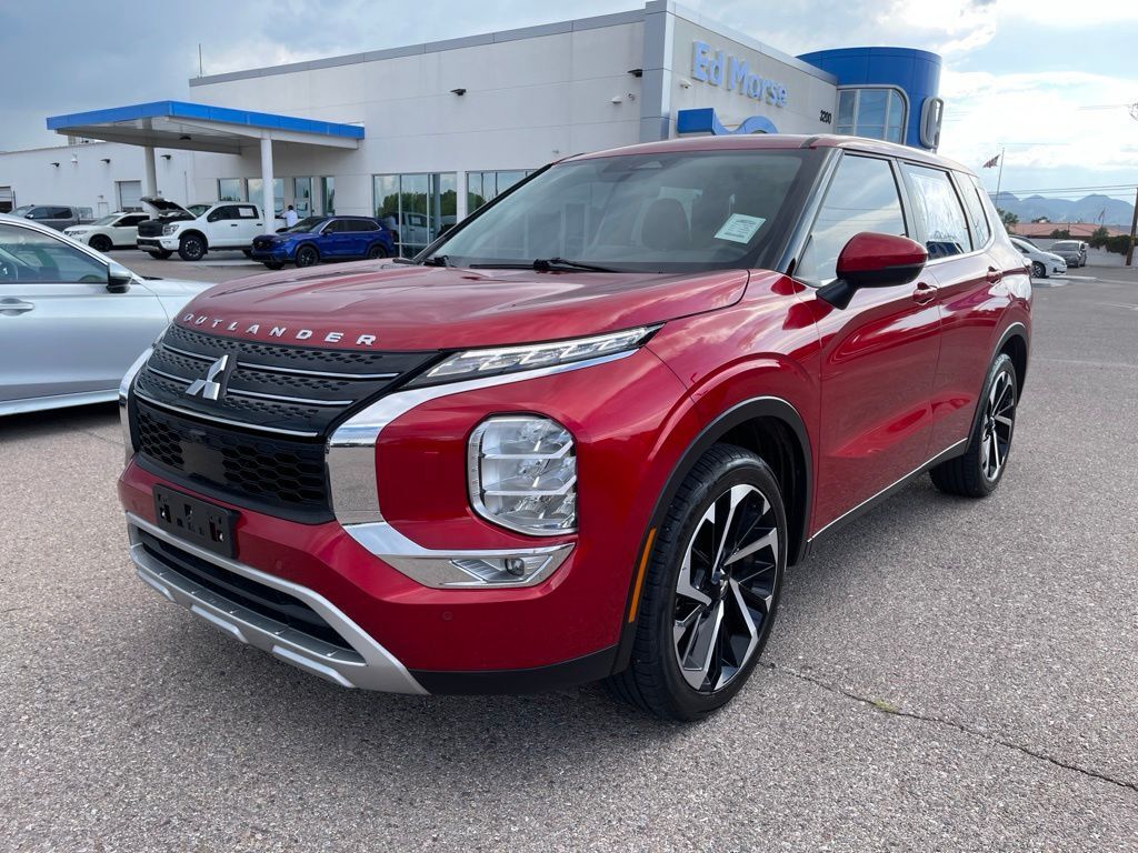 2023 Mitsubishi Outlander — photo 1 of 13