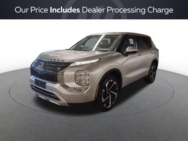 2022 Mitsubishi Outlander SE — photo 1 of 13
