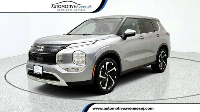 2022 Mitsubishi Outlander SE — photo 1 of 14