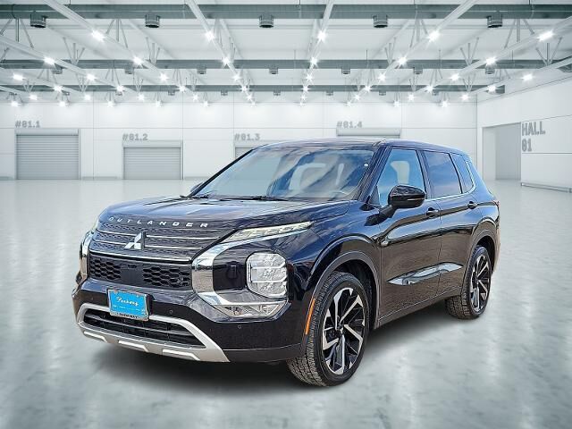 2022 Mitsubishi Outlander SE — photo 1 of 13