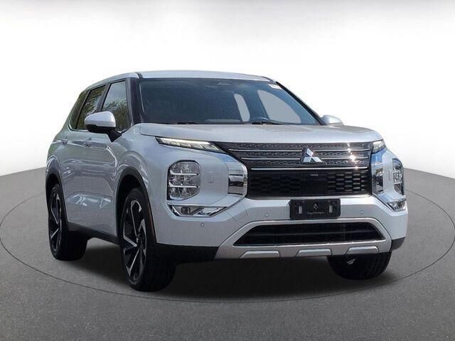 2023 Mitsubishi Outlander SE — photo 1 of 13