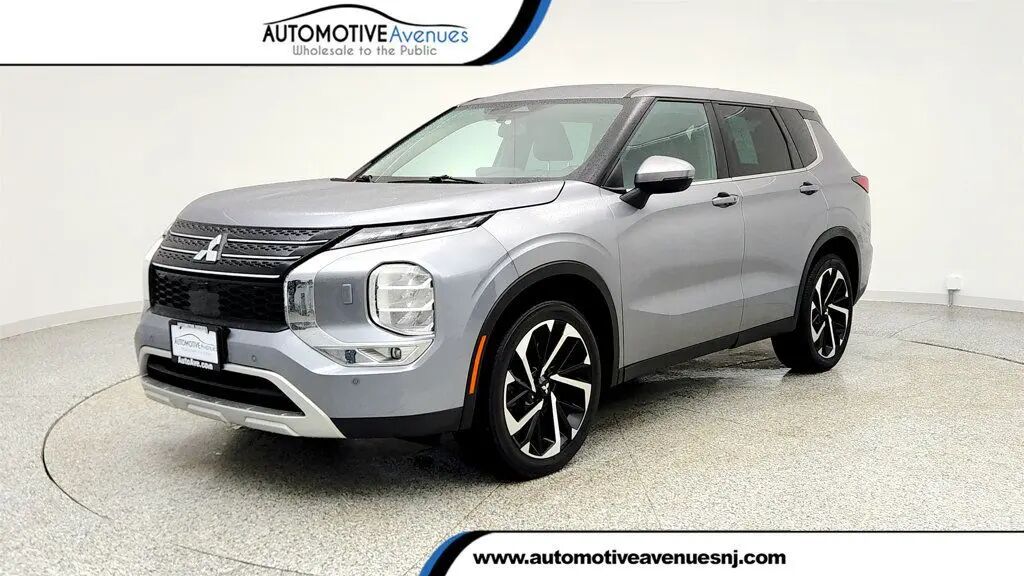 2023 Mitsubishi Outlander ES — photo 1 of 13