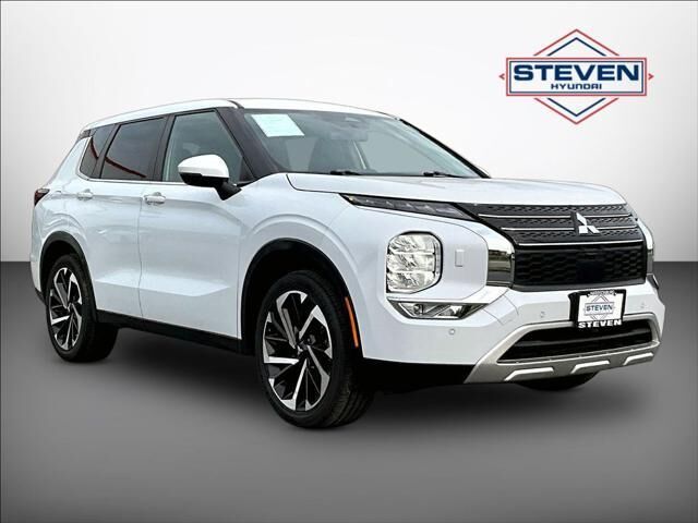 2023 Mitsubishi Outlander SE — photo 1 of 13