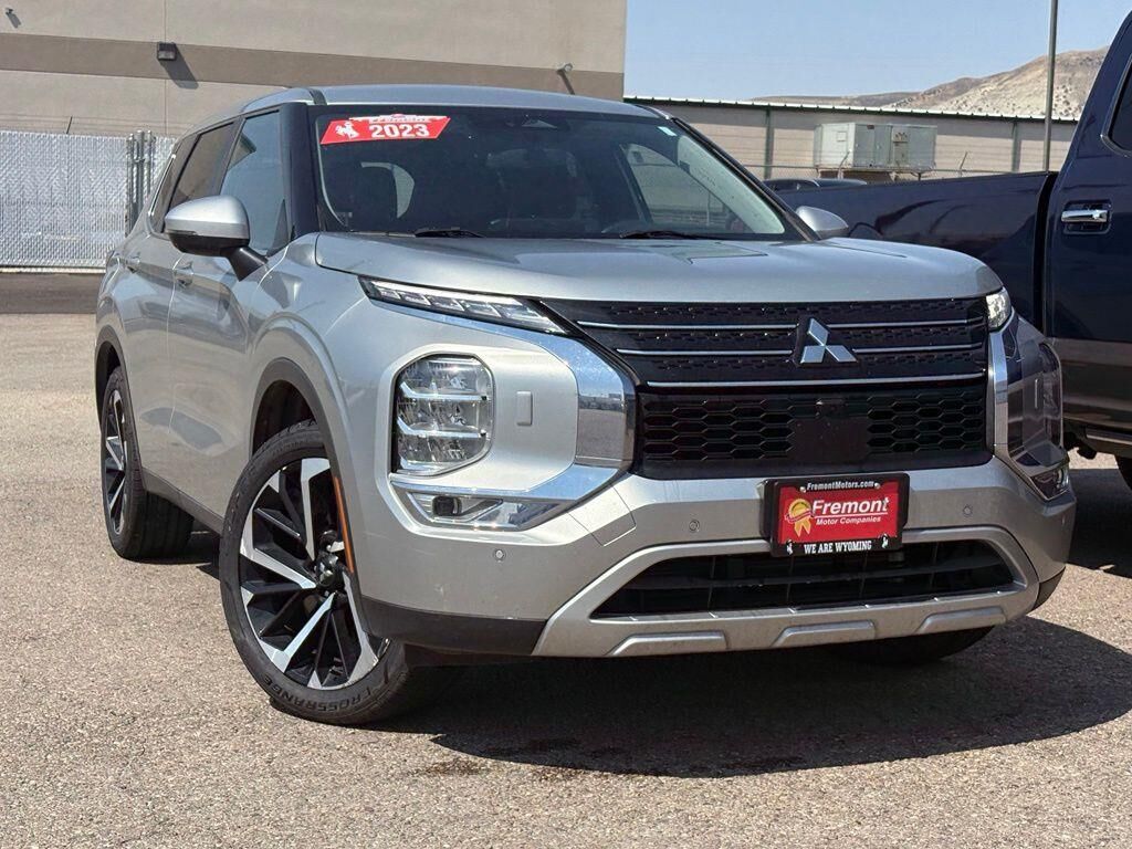 2023 Mitsubishi Outlander SE — photo 1 of 2