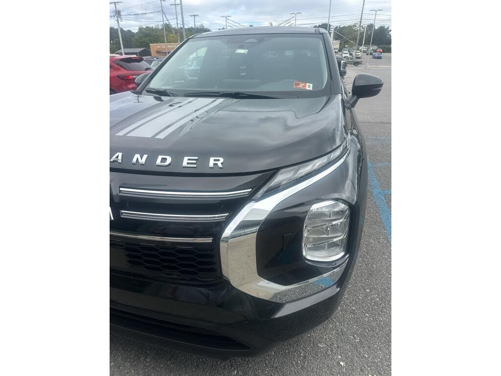 2025 Mitsubishi Outlander ES — photo 1 of 1