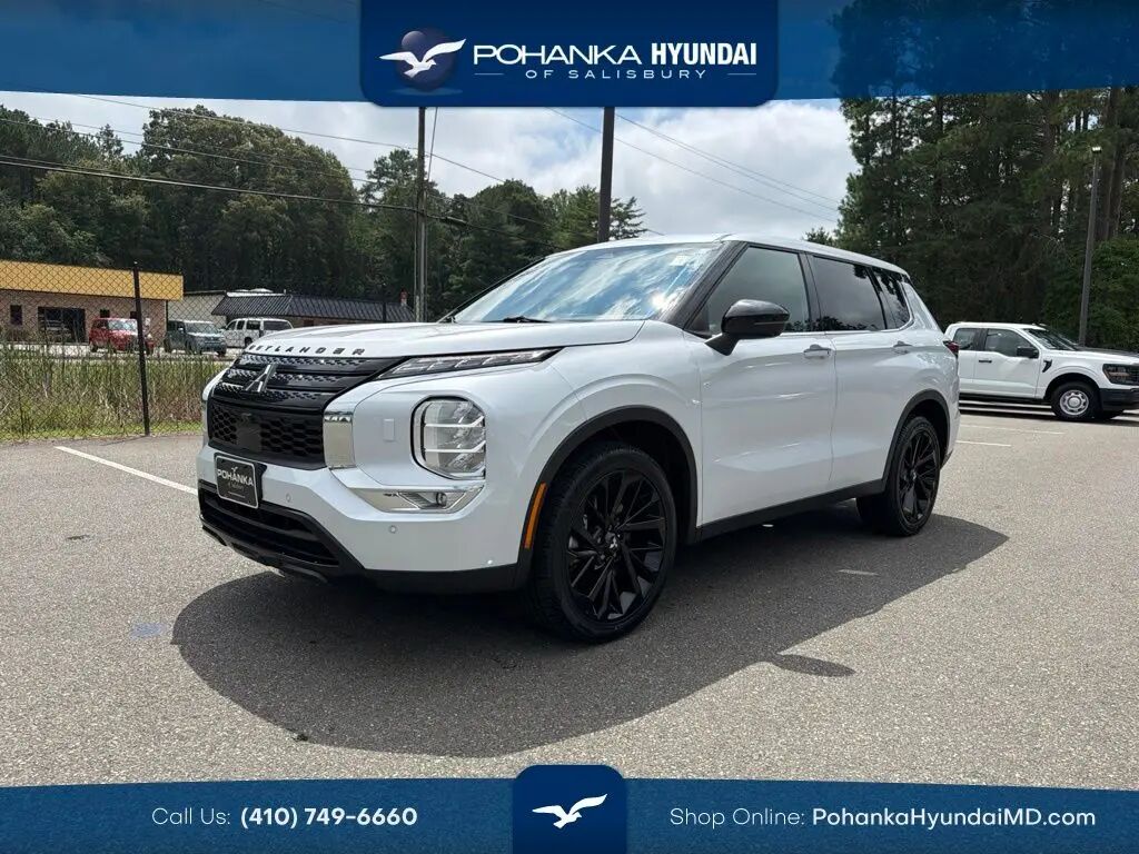 2024 Mitsubishi Outlander SE — photo 1 of 44