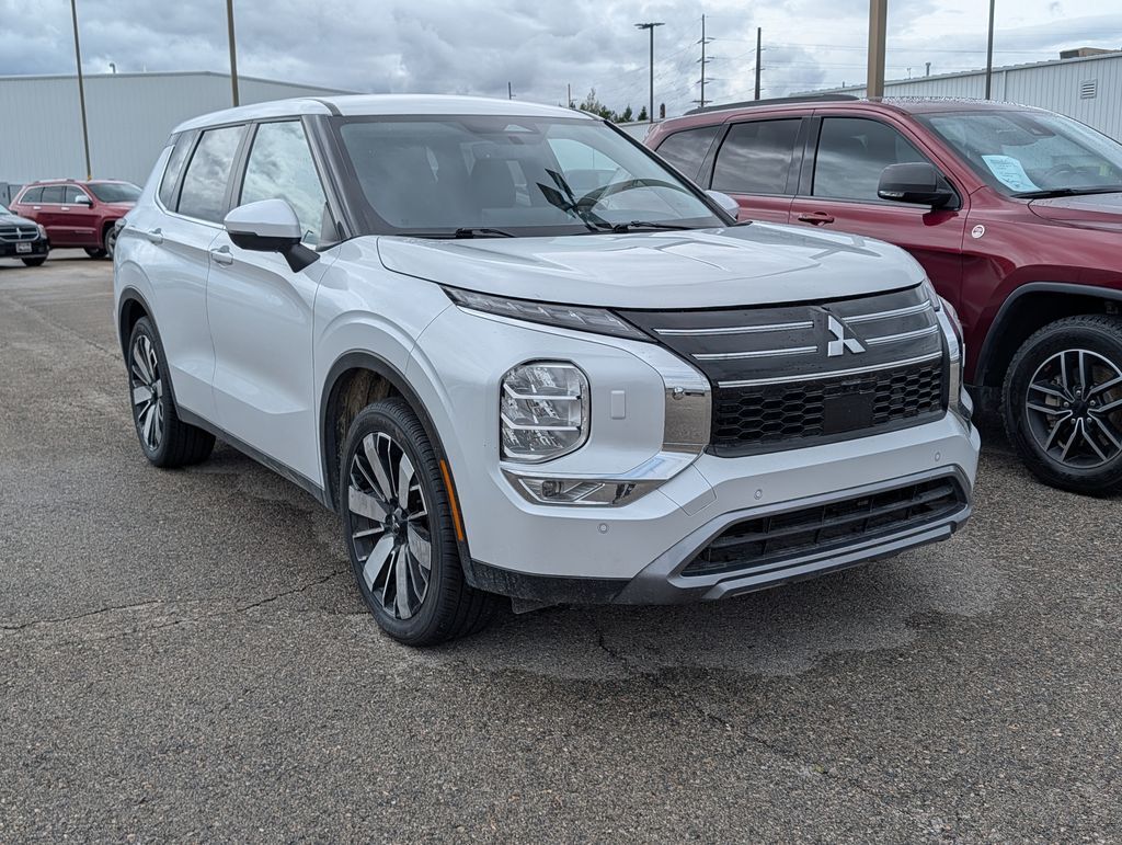 2025 Mitsubishi Outlander SE — photo 1 of 3