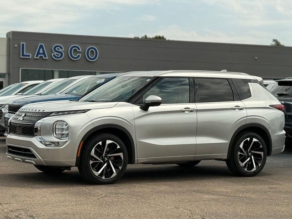 2022 Mitsubishi Outlander SEL — photo 1 of 14