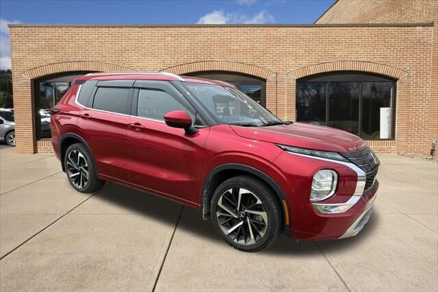 2023 Mitsubishi Outlander SE — photo 1 of 39