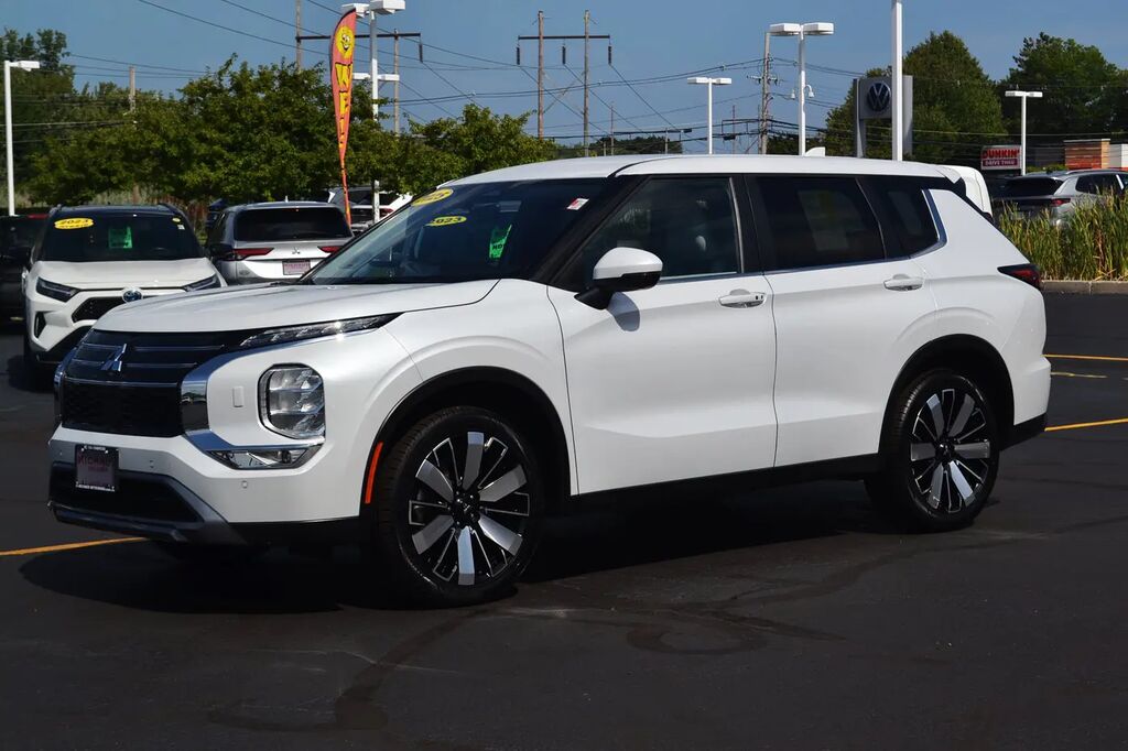 2025 Mitsubishi Outlander SE — photo 1 of 13